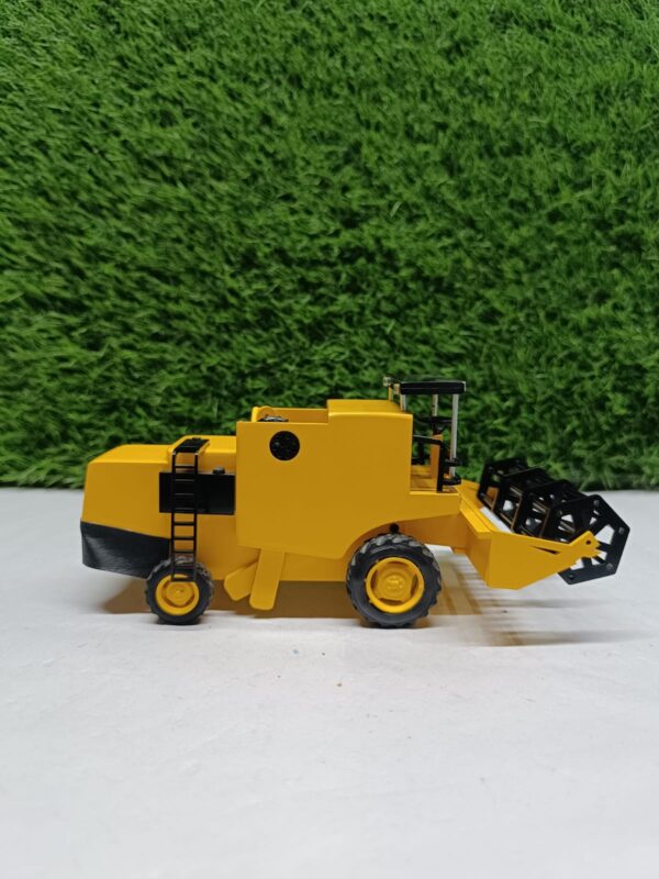 Harvester Model- Small  - Image 4